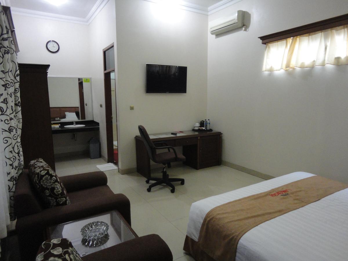 Langensari Hotel Cirebon Exterior photo