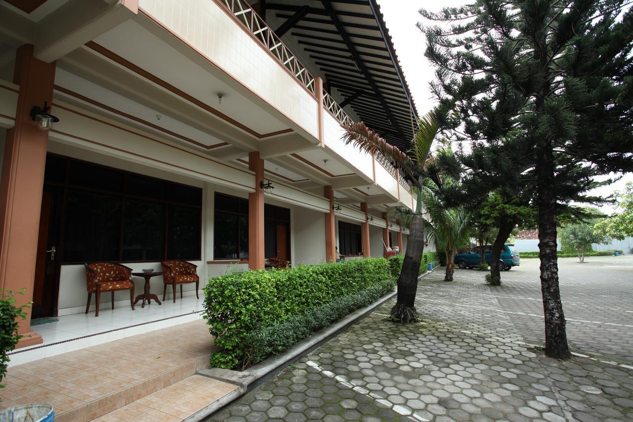 Langensari Hotel Cirebon Exterior photo